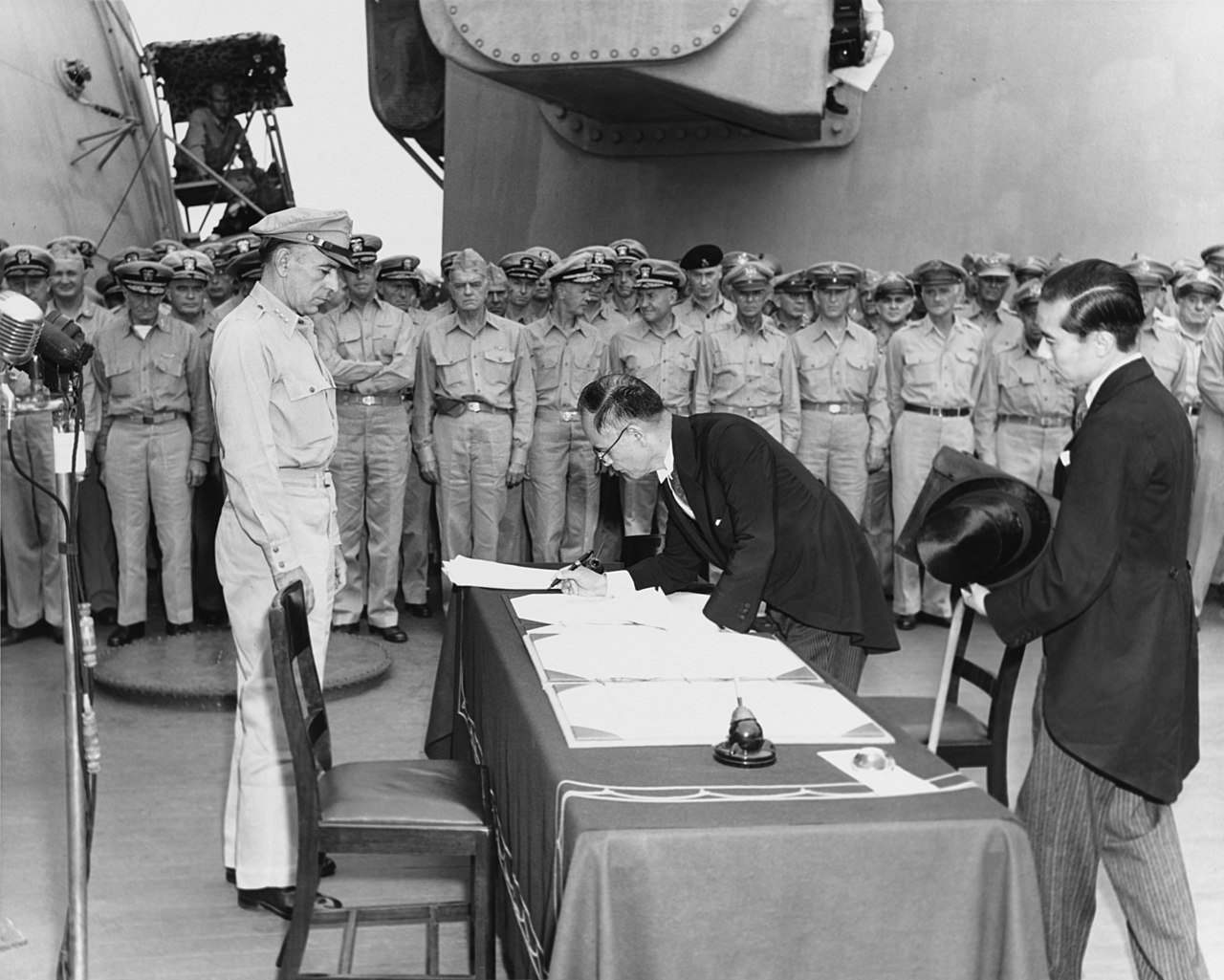 戦艦ミズーリ号上で降伏文書に調印する重光葵（1945年9月2日）